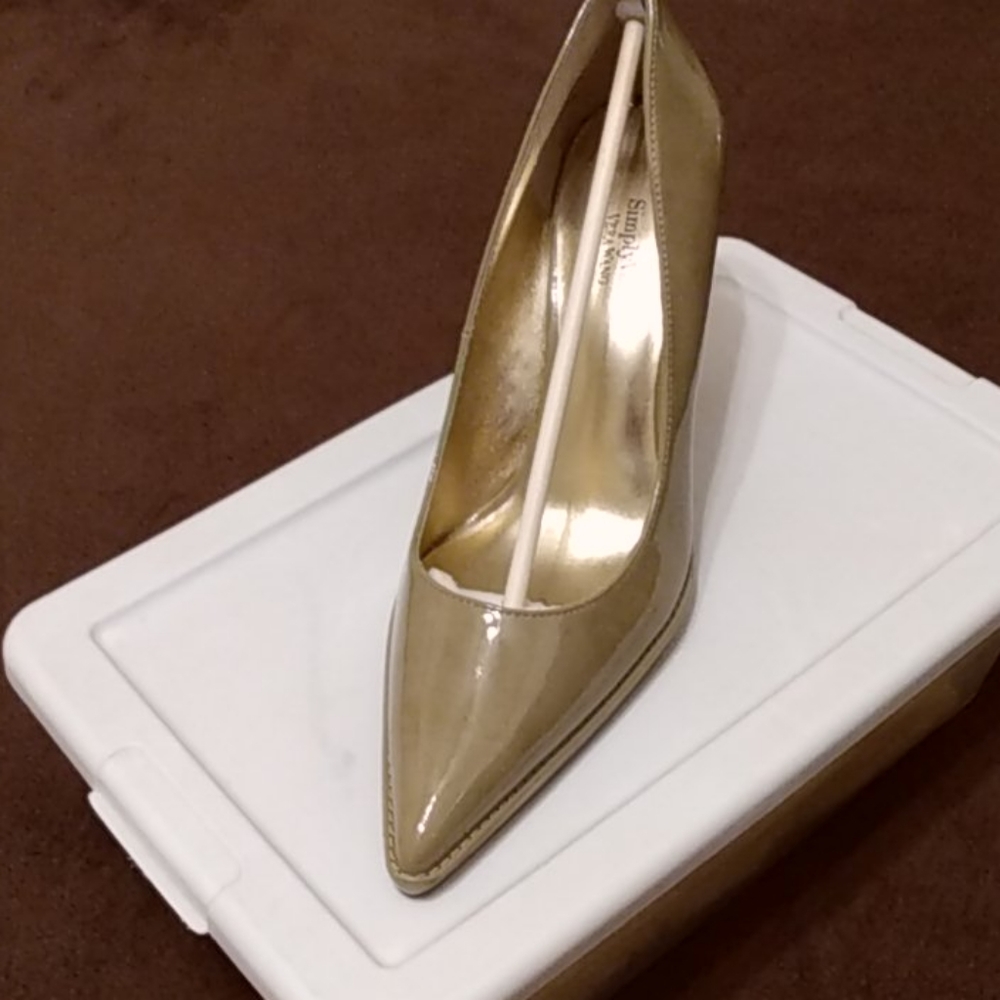 Vera Wang tan/beige never worn heels